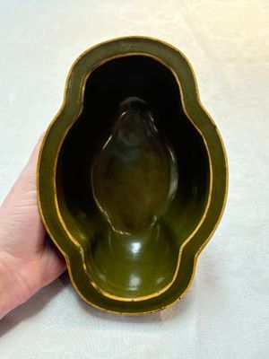 A fine Chinese teadust-glazed quadrifoil jardinière with an openworked wooden stand, Yongzheng mark and of the period — foto 6