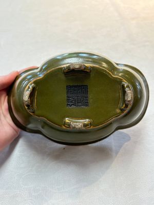 A fine Chinese teadust-glazed quadrifoil jardinière with an openworked wooden stand, Yongzheng mark and of the period — foto 7