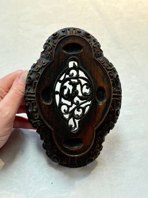 A fine Chinese teadust-glazed quadrifoil jardinière with an openworked wooden stand, Yongzheng mark and of the period — foto 9