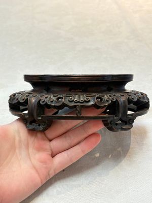 A fine Chinese teadust-glazed quadrifoil jardinière with an openworked wooden stand, Yongzheng mark and of the period — foto 10