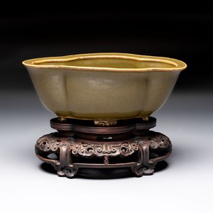 A fine Chinese teadust-glazed quadrifoil jardinière with an openworked wooden stand, Yongzheng mark and of the period — foto 1