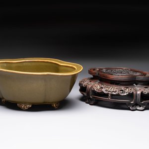A fine Chinese teadust-glazed quadrifoil jardinière with an openworked wooden stand, Yongzheng mark and of the period — foto 2
