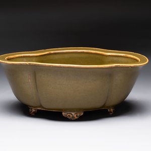 A fine Chinese teadust-glazed quadrifoil jardinière with an openworked wooden stand, Yongzheng mark and of the period — foto 3