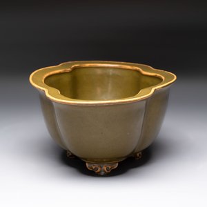 A fine Chinese teadust-glazed quadrifoil jardinière with an openworked wooden stand, Yongzheng mark and of the period — foto 4