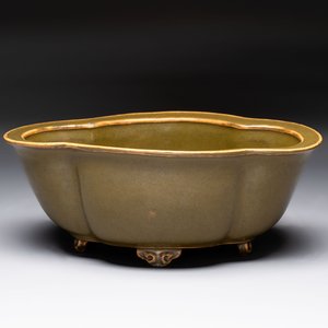 A fine Chinese teadust-glazed quadrifoil jardinière with an openworked wooden stand, Yongzheng mark and of the period — foto 5