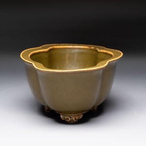 A fine Chinese teadust-glazed quadrifoil jardinière with an openworked wooden stand, Yongzheng mark and of the period — foto 6