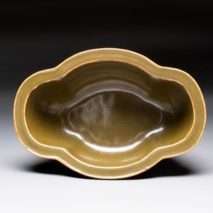 A fine Chinese teadust-glazed quadrifoil jardinière with an openworked wooden stand, Yongzheng mark and of the period — foto 7