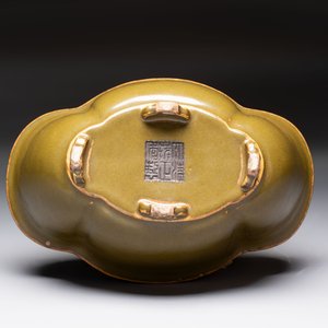 A fine Chinese teadust-glazed quadrifoil jardinière with an openworked wooden stand, Yongzheng mark and of the period — foto 8
