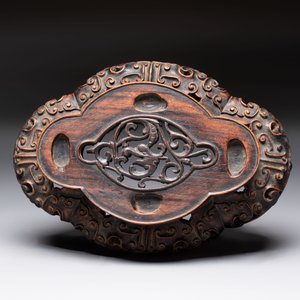 A fine Chinese teadust-glazed quadrifoil jardinière with an openworked wooden stand, Yongzheng mark and of the period — foto 9