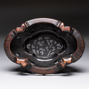 A fine Chinese teadust-glazed quadrifoil jardinière with an openworked wooden stand, Yongzheng mark and of the period — foto 10