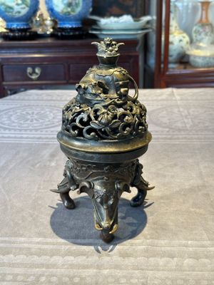 A fine Chinese tripod 'elephant' censer and cover, Ming — 照片 1