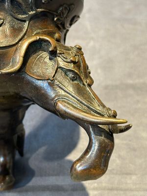 A fine Chinese tripod 'elephant' censer and cover, Ming — 照片 16