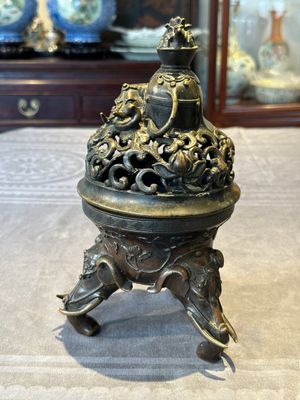 A fine Chinese tripod 'elephant' censer and cover, Ming — 照片 4