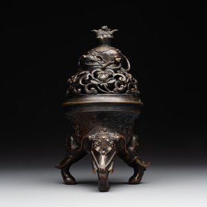 A fine Chinese tripod 'elephant' censer and cover, Ming — 照片 1