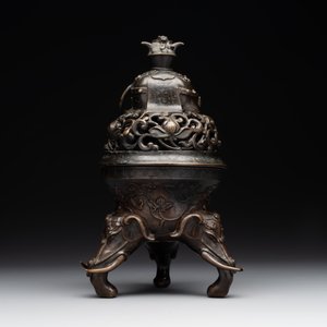 A fine Chinese tripod 'elephant' censer and cover, Ming — 照片 2