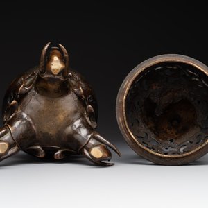 A fine Chinese tripod 'elephant' censer and cover, Ming — 照片 6