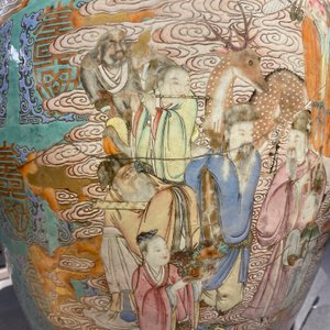 A fine Chinese turquoise-ground famille rose 'Shou' vase with immortals, Qianlong — photo 19