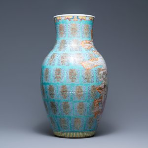 A fine Chinese turquoise-ground famille rose 'Shou' vase with immortals, Qianlong — photo 2