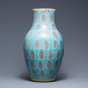 A fine Chinese turquoise-ground famille rose 'Shou' vase with immortals, Qianlong — photo 3