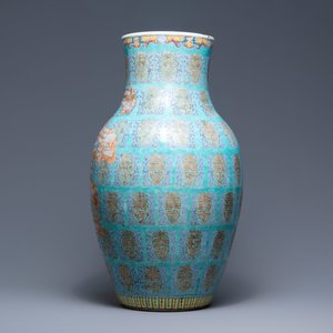 A fine Chinese turquoise-ground famille rose 'Shou' vase with immortals, Qianlong — photo 4