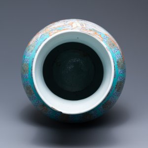 A fine Chinese turquoise-ground famille rose 'Shou' vase with immortals, Qianlong — photo 5