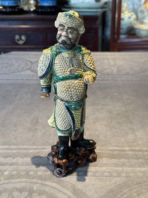 A fine Chinese verte biscuit figure of a warrior on wooden stand, Kangxi — foto 1