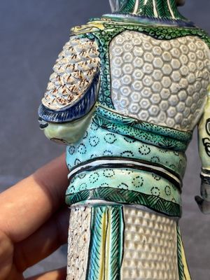A fine Chinese verte biscuit figure of a warrior on wooden stand, Kangxi — foto 14