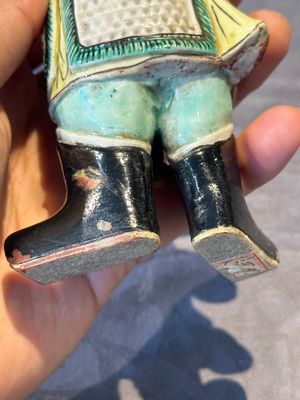A fine Chinese verte biscuit figure of a warrior on wooden stand, Kangxi — foto 16