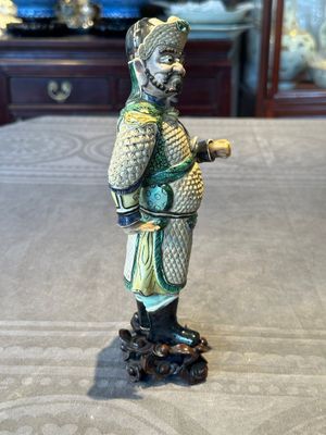 A fine Chinese verte biscuit figure of a warrior on wooden stand, Kangxi — foto 2