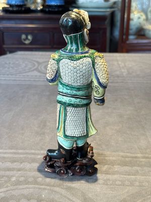 A fine Chinese verte biscuit figure of a warrior on wooden stand, Kangxi — foto 3