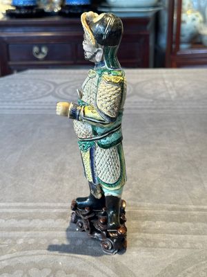 A fine Chinese verte biscuit figure of a warrior on wooden stand, Kangxi — foto 4