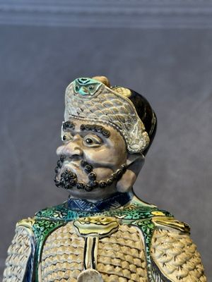 A fine Chinese verte biscuit figure of a warrior on wooden stand, Kangxi — foto 5