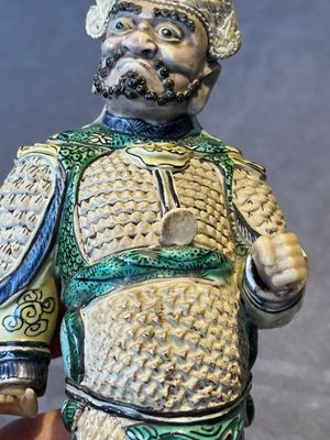 A fine Chinese verte biscuit figure of a warrior on wooden stand, Kangxi — foto 6