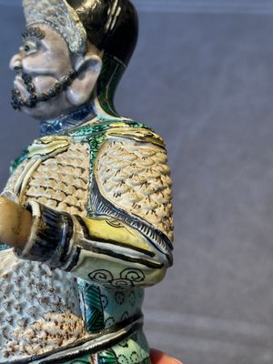 A fine Chinese verte biscuit figure of a warrior on wooden stand, Kangxi — foto 7