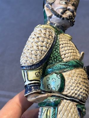 A fine Chinese verte biscuit figure of a warrior on wooden stand, Kangxi — foto 8
