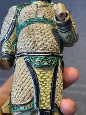 A fine Chinese verte biscuit figure of a warrior on wooden stand, Kangxi — foto 9