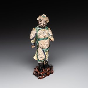 A fine Chinese verte biscuit figure of a warrior on wooden stand, Kangxi — foto 1