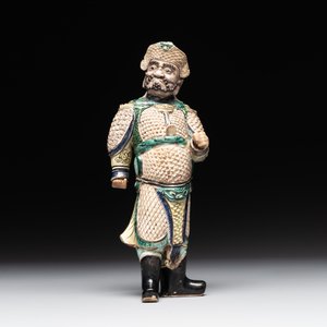 A fine Chinese verte biscuit figure of a warrior on wooden stand, Kangxi — foto 2