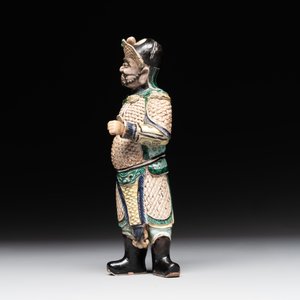 A fine Chinese verte biscuit figure of a warrior on wooden stand, Kangxi — foto 3