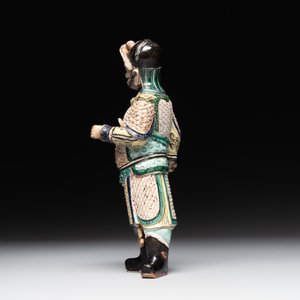 A fine Chinese verte biscuit figure of a warrior on wooden stand, Kangxi — foto 4