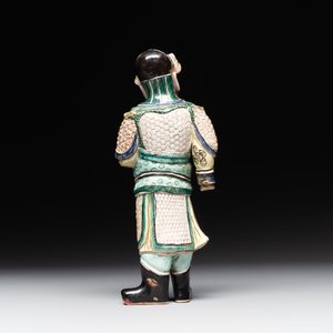 A fine Chinese verte biscuit figure of a warrior on wooden stand, Kangxi — foto 5