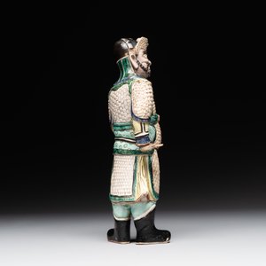 A fine Chinese verte biscuit figure of a warrior on wooden stand, Kangxi — foto 6
