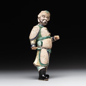A fine Chinese verte biscuit figure of a warrior on wooden stand, Kangxi — foto 7