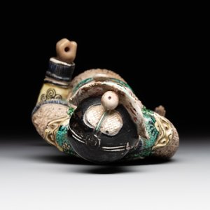 A fine Chinese verte biscuit figure of a warrior on wooden stand, Kangxi — foto 8