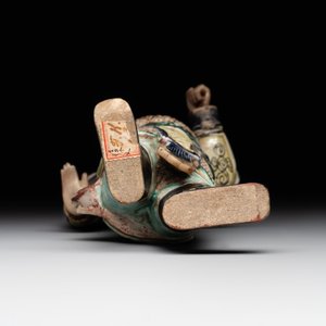 A fine Chinese verte biscuit figure of a warrior on wooden stand, Kangxi — foto 9