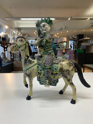 A fine Chinese verte biscuit sculpture of a Heavenly King on horseback, 19th C. — photo 1
