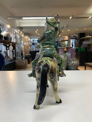 A fine Chinese verte biscuit sculpture of a Heavenly King on horseback, 19th C. — photo 2