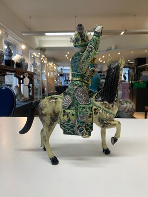 A fine Chinese verte biscuit sculpture of a Heavenly King on horseback, 19th C. — photo 3