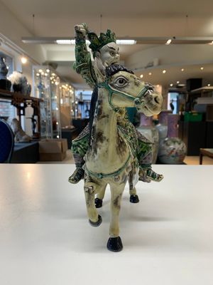 A fine Chinese verte biscuit sculpture of a Heavenly King on horseback, 19th C. — photo 4