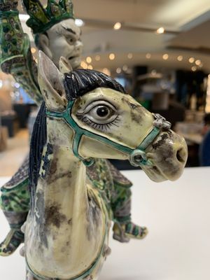 A fine Chinese verte biscuit sculpture of a Heavenly King on horseback, 19th C. — photo 5